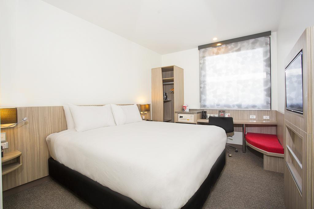 Ibis Mackay Hotel Room photo