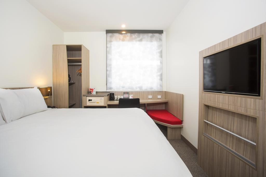 Ibis Mackay Hotel Room photo